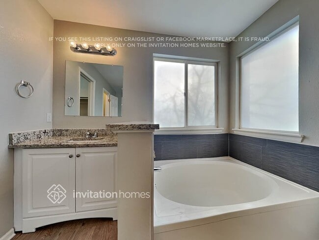 Building Photo - 4580 Bobolink Dr