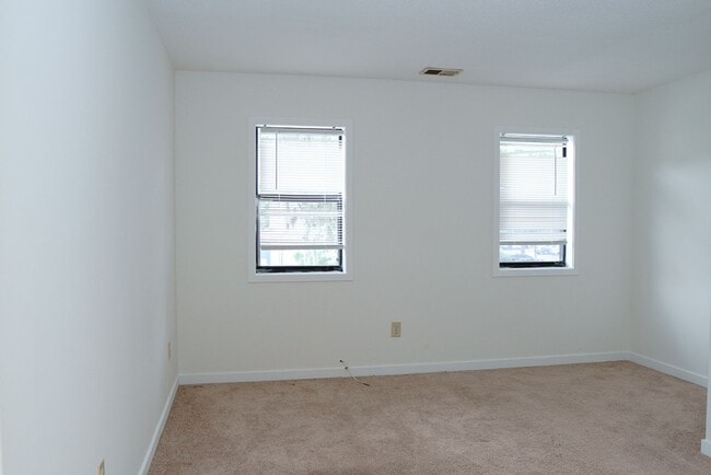 Building Photo - Cozy Two Bedroom Townhouse