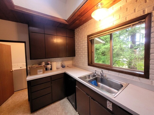 Building Photo - Cabin Style Home, 2 Bedroom - Bellingham, Toledo St