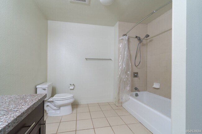 Building Photo - $3,400 | 3br/2ba Condominium in Sixty Park...