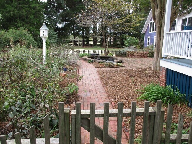 Building Photo - 14262 Shore Dr