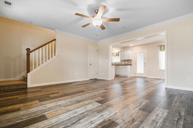 Building Photo - Pet Friendly Three Bedroom in Pleasant View!