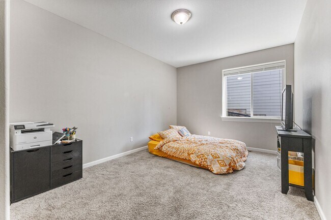 Building Photo - 5-bed, 3-bath Home in Scenic West Salem