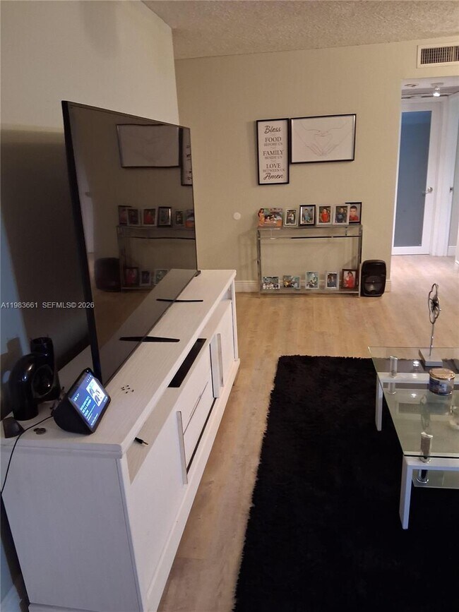 Building Photo - 9450 Live Oak Pl