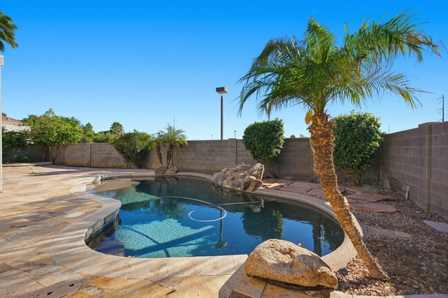 Building Photo - 1425 W Commerce Ave