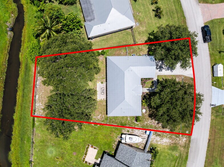 Building Photo - 522 SW South Quick Cir