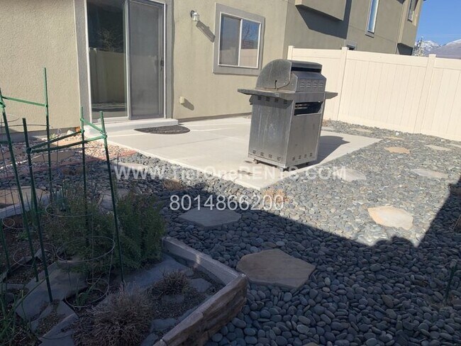 Building Photo - This property offers a NO DEPOSIT option available for qualified renters!
