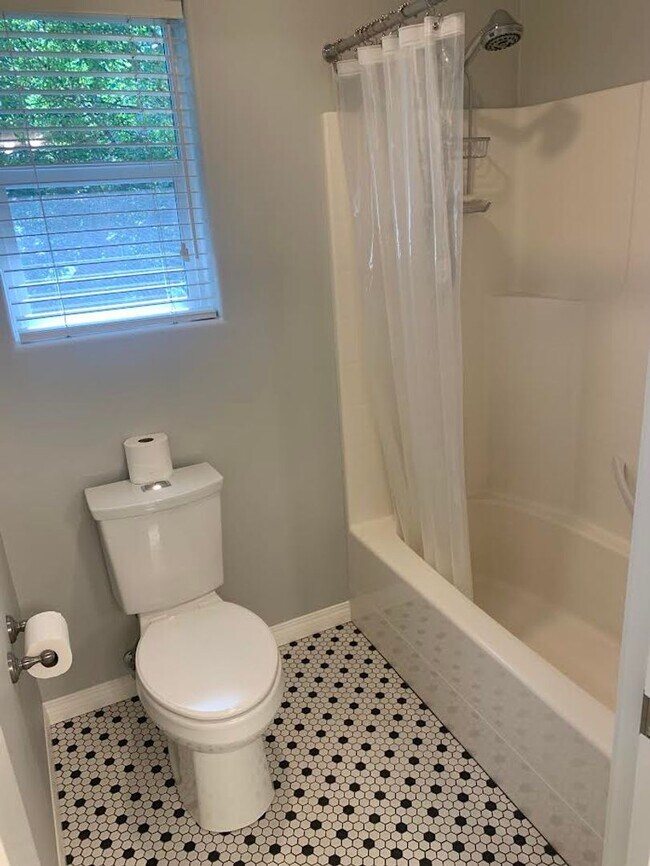 Building Photo - Hidden Creek Neighborhood Gem