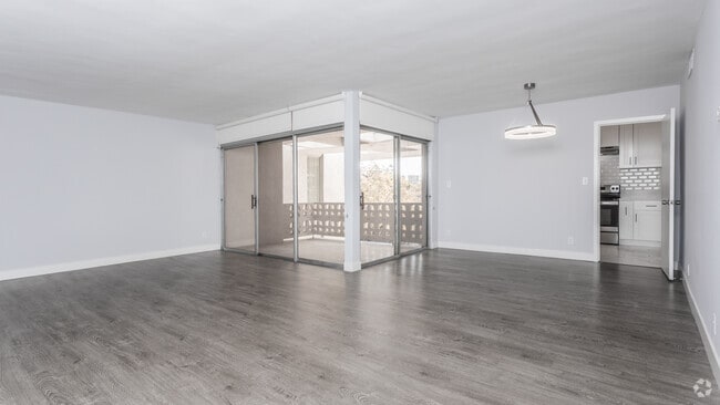 2BR, 2BA - 1800 SF - 333 N Palm Dr