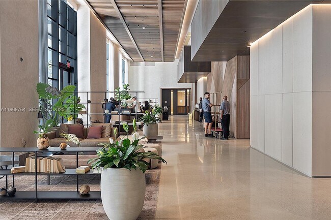 Building Photo - 601 NE 1st Ave