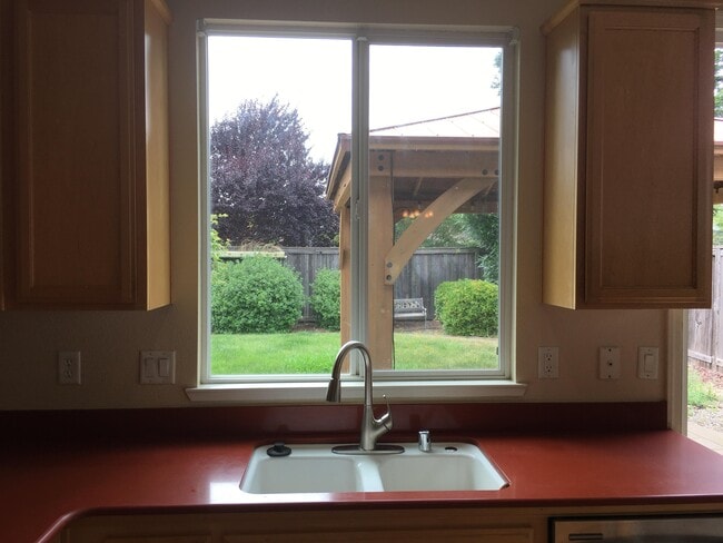 Kitchen sink window - 6461 Cormorant Cir