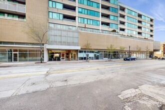 Building Photo - 900 Chicago Ave