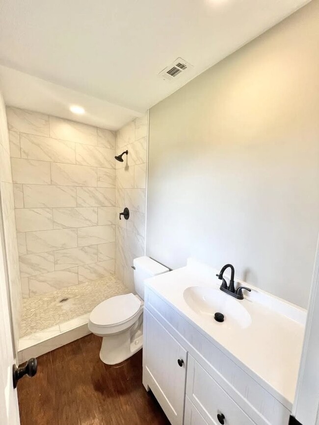 MASTER BATHROOM - 3412 Camellia Cir