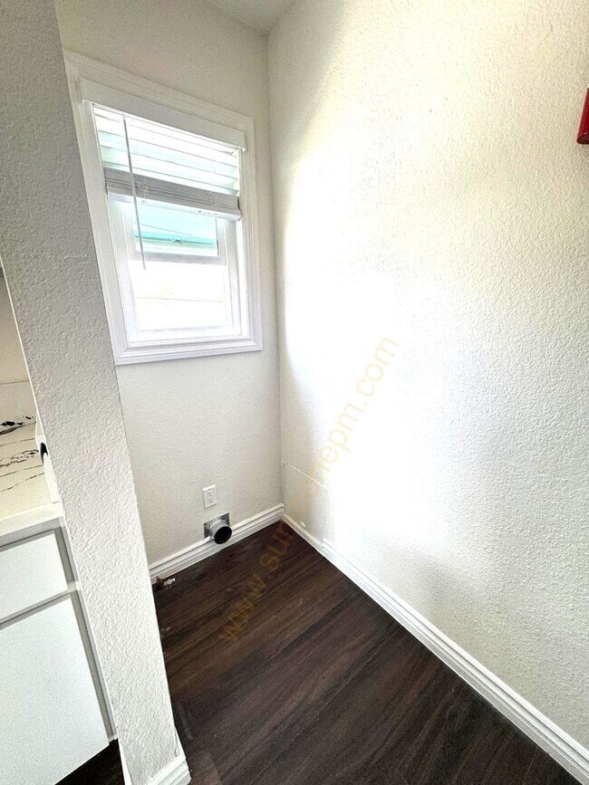 Building Photo - 728 E Grand Ave