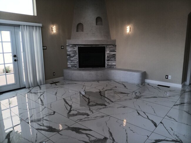 Building Photo - 3 Bedroom, 2 Bathroom Home! Schedule a Showing Soon!