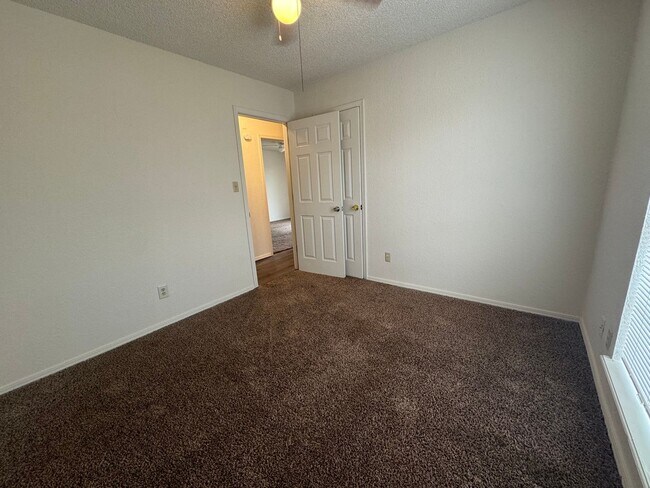 Building Photo - Cute 3 bedroom 2 bathroom Duplex In Broken Arrow!