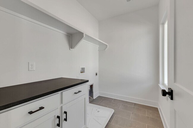 Building Photo - 5917 Robertson Ave