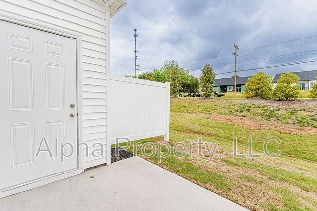 Building Photo - 422 Ellis Mill St