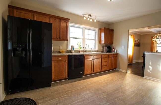 Building Photo - Large Fully Furnished Home, Must See!