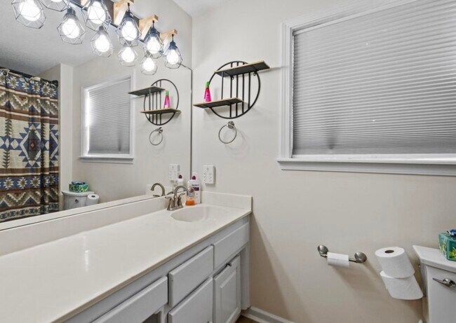 Building Photo - 1017 S Hills Dr