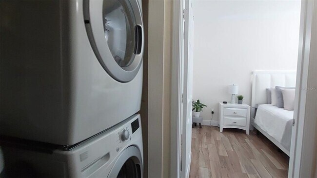 Building Photo - 9069 Lee Vista Blvd