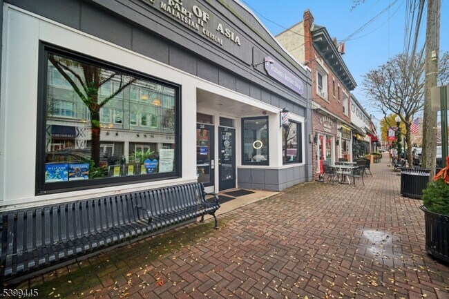 Building Photo - 246 Main St