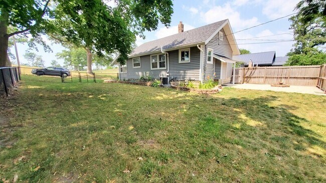 Building Photo - 1032 Maplewood Dr NE