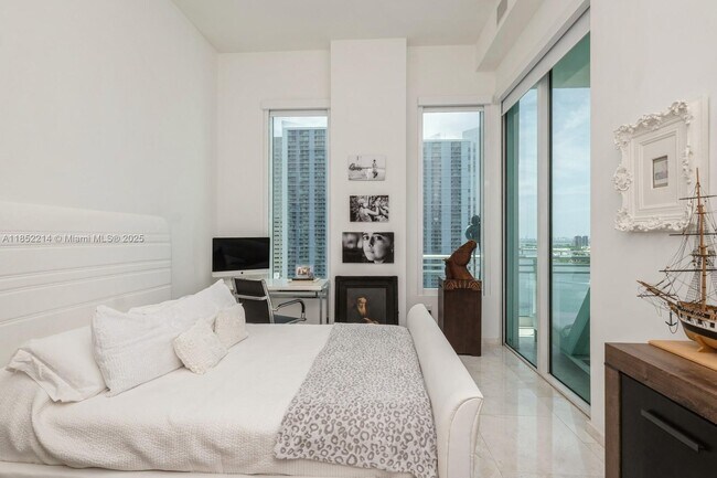Building Photo - 900 Brickell Key Blvd