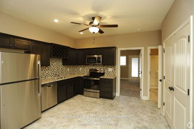 Building Photo - Eagle Creek Townhome with a bedroom on the 1st Floor in Lee's Summit!