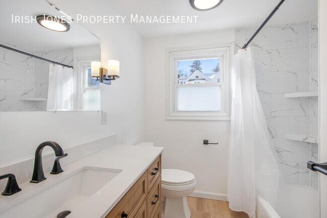 Building Photo - 208 Main St