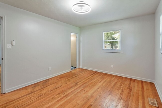 Building Photo - 614 Holland Ct SW