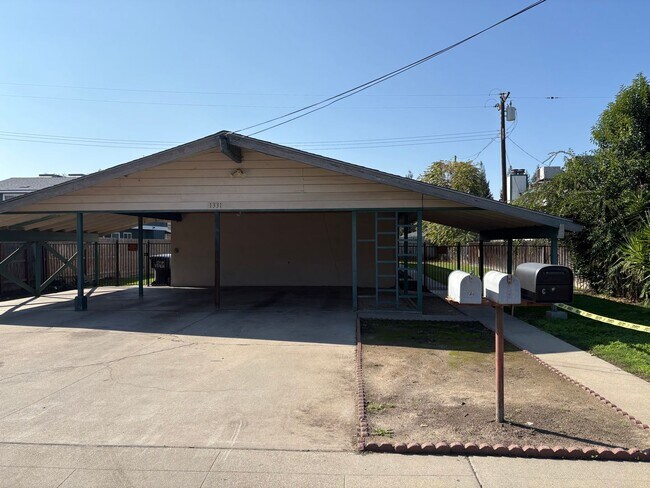 Building Photo - 3939