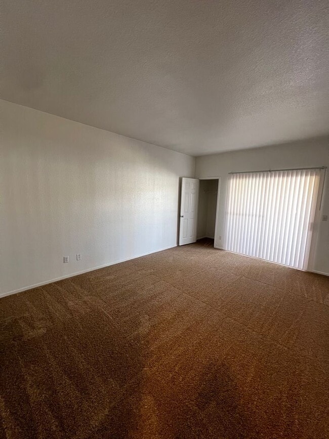 Building Photo - Great 3 bedroom condo Summerlin Pkwy/Buffalo 1700/mo