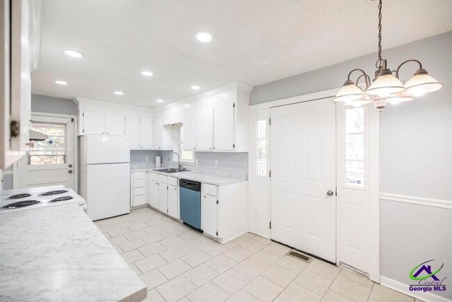 Building Photo - 718 Oakview Square