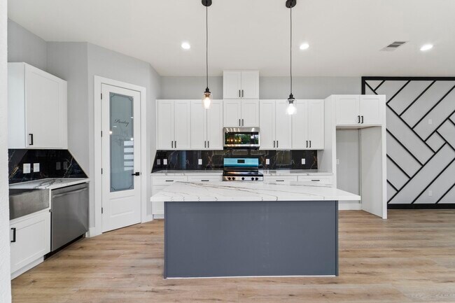 Building Photo - 6631 Foster St