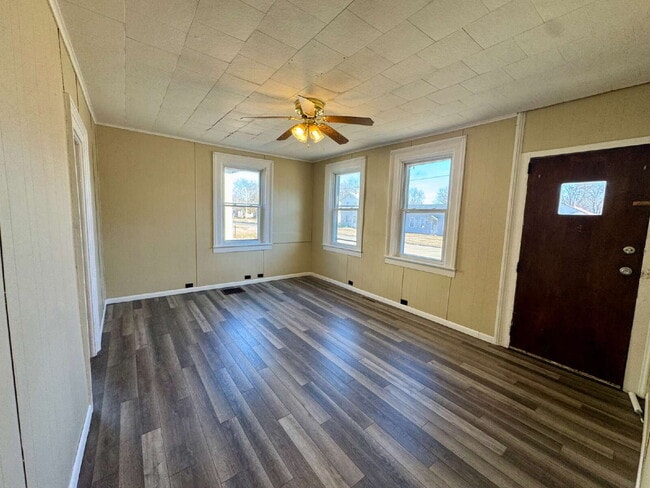 Building Photo - 3-bedroom, 1-bath single-family home