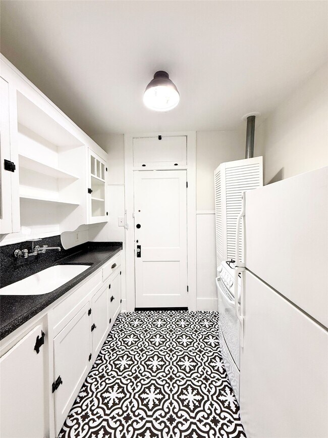 Building Photo - 1126 Berthea St