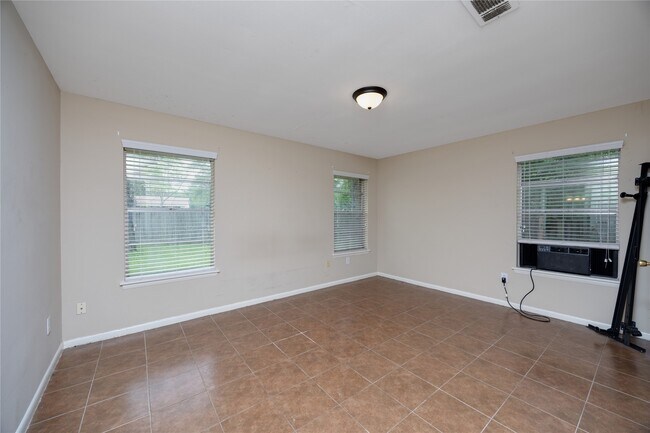 Building Photo - 2 Circle Dr