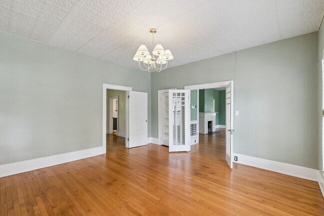Building Photo - 2400 S Park Ave