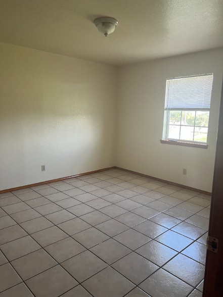 Building Photo - 1000 Wild Rose Ln