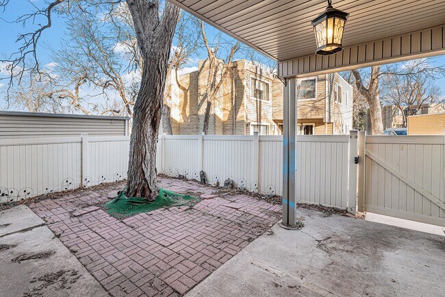 Building Photo - 3 Bedroom, 1.5 Bath Condo Available in Cinnimon Courtyard