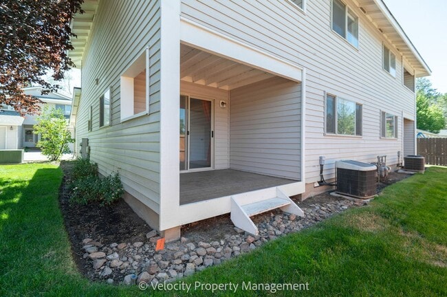 Building Photo - Beautiful Townhome with new paint, carpet ...