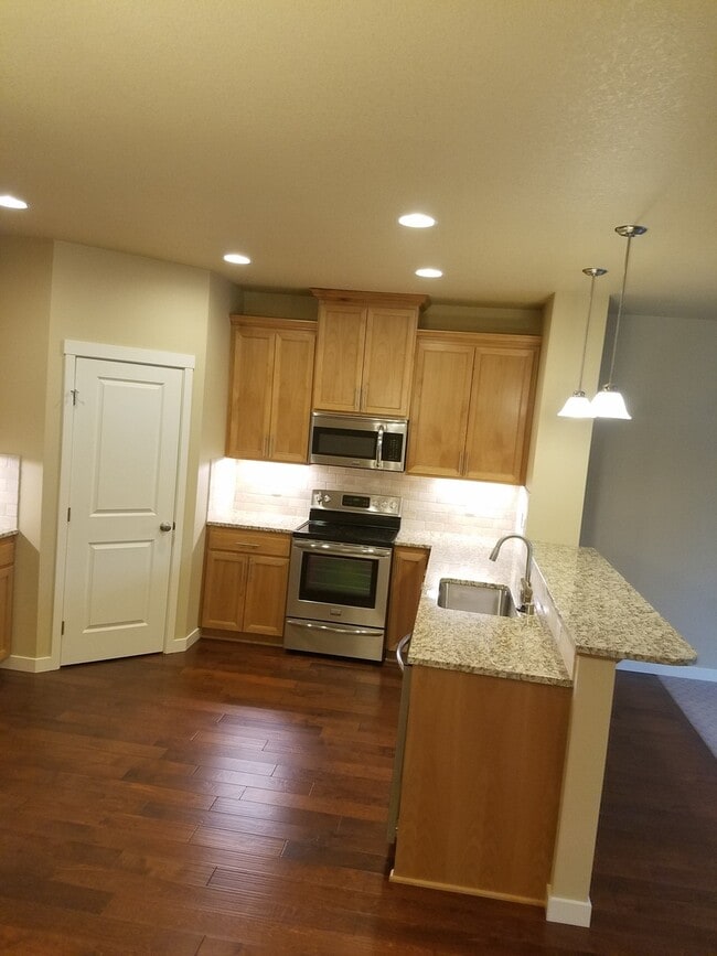 Building Photo - Beautiful Townhome in perfect location, only minutes from I-5