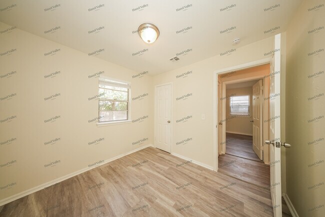 Building Photo - 705 SE 60th St