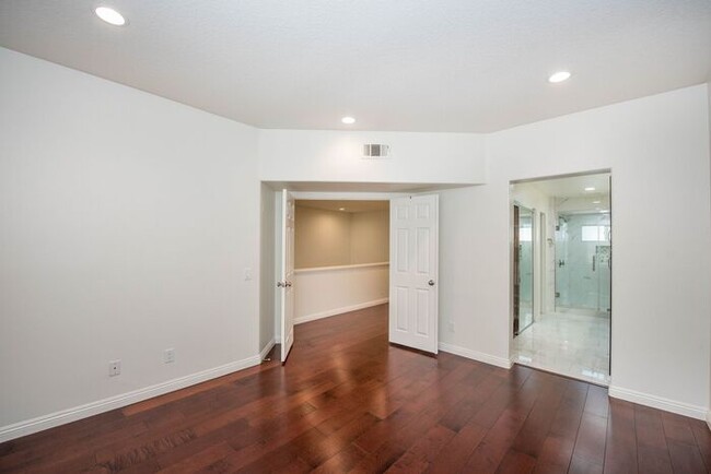 Building Photo - Anaheim Hills Beauty