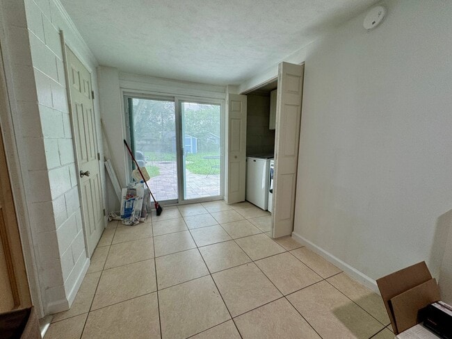 Building Photo - REMODELED Eustis 2/2 with NO HOA!