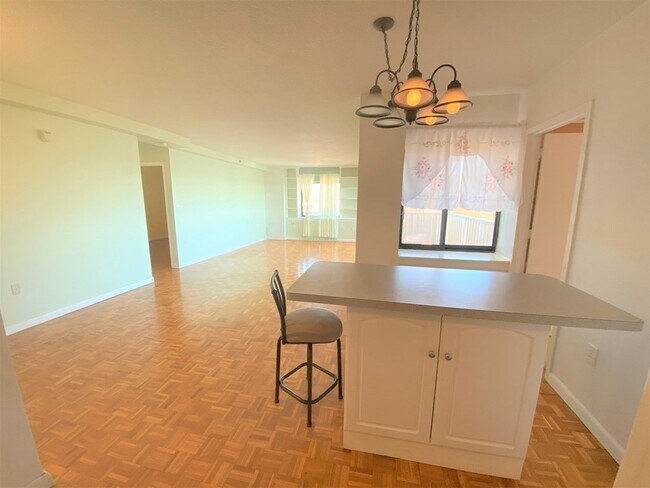 Building Photo - 300 Lynn Shore Dr