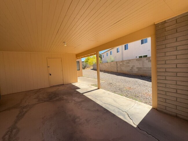 Building Photo - Large 2 bedroom 1.5 bath - Available Now!