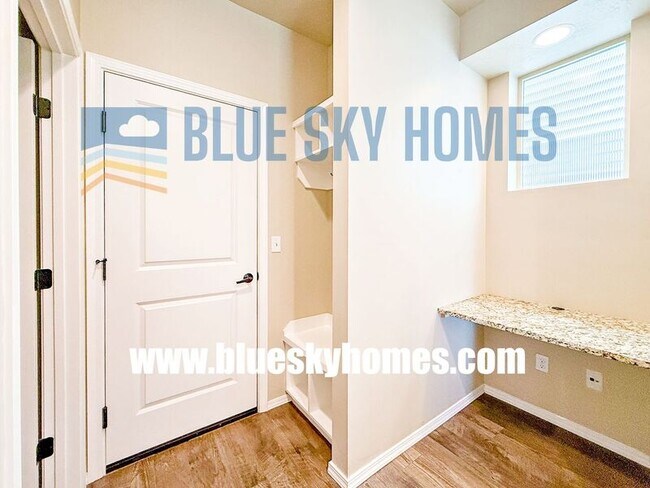 Building Photo - 1868 N Justin Ave