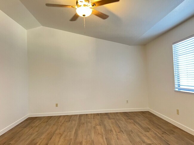 Building Photo - 1342 Kingswood Dr